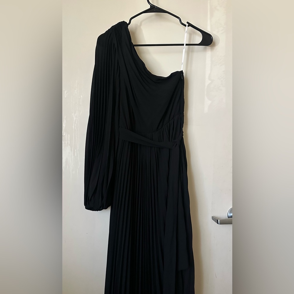 Lulu's Black Asymmetrical One-Shoulder Gown